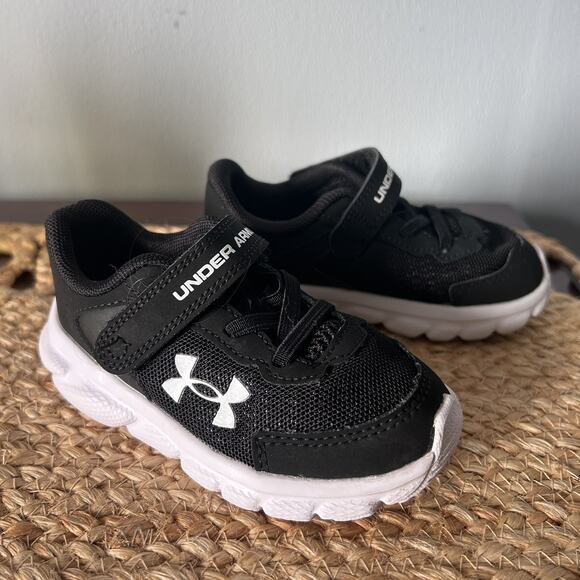 Under Armour Infant Sneakers Size 6K Boys Black Hook & Loop Strap Shoes - Picture 1 of 7